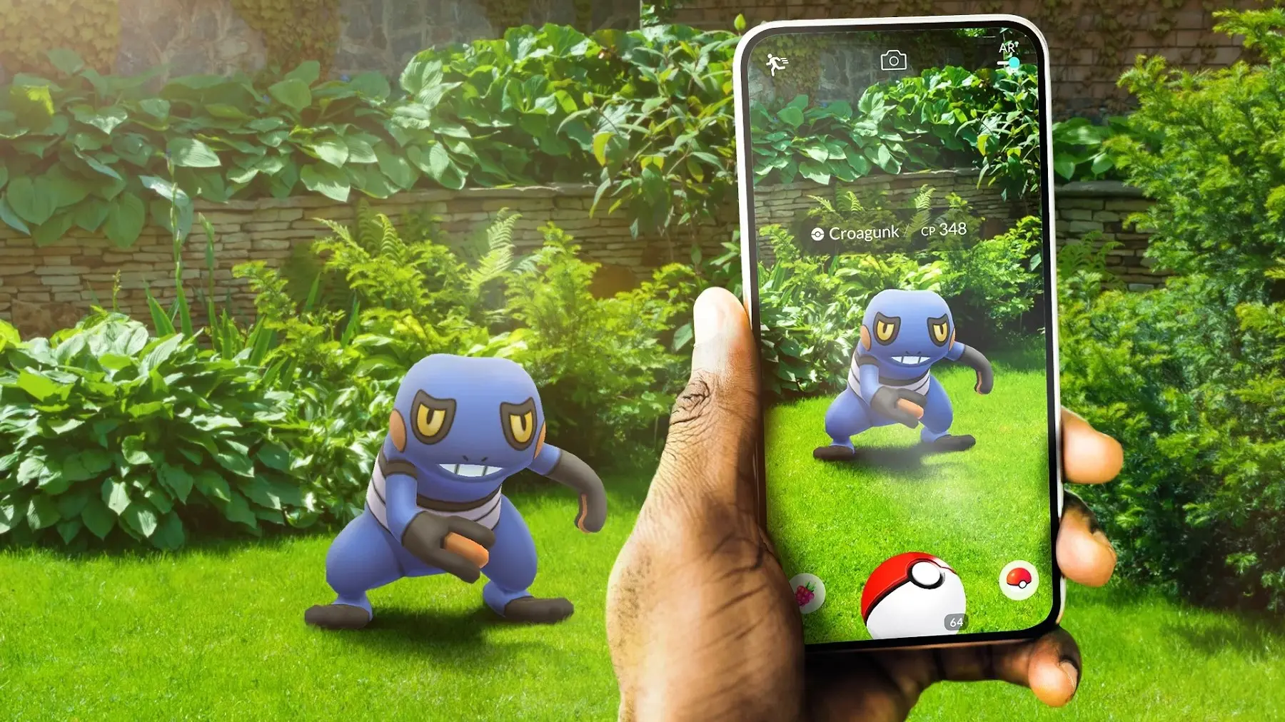 Een persoon die een Croagunk vangt met Pokémon GO op een smartphone in een tuin.
