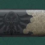 Een zwarte draaghoes voor de Zelda 40th Anniversary met gouden patronen en het Triforce-symbool.