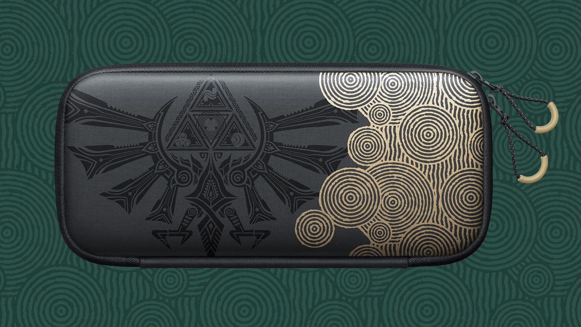 Een zwarte draaghoes voor de Zelda 40th Anniversary met gouden patronen en het Triforce-symbool.