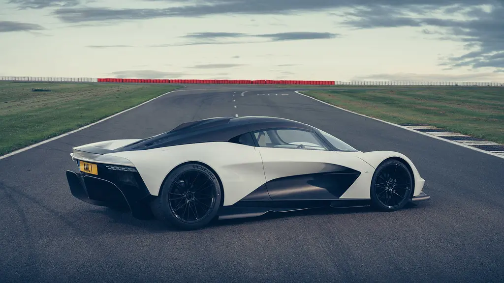 Een witte Aston Martin Valhalla hypercar op een racecircuit.