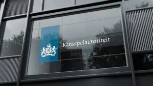 Het kantoor van de Kansspelautoriteit met het officiële logo en naam op de glazen gevel.