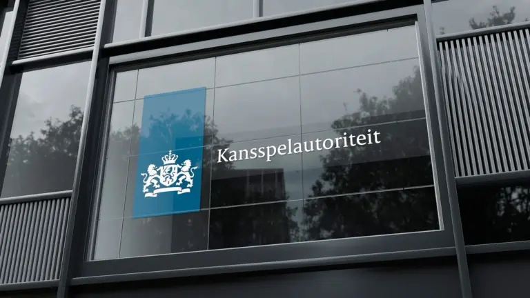Het kantoor van de Kansspelautoriteit met het officiële logo en naam op de glazen gevel.