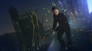 Een personage in een zwart pak met een pistool in een industriële omgeving uit 007 First Light.