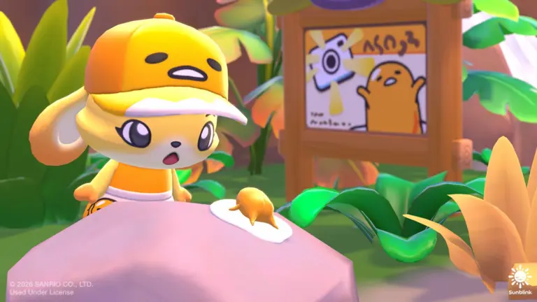 Een screenshot uit Hello Kitty Island Adventure met een personage in een gele pet bij een informatiebord.