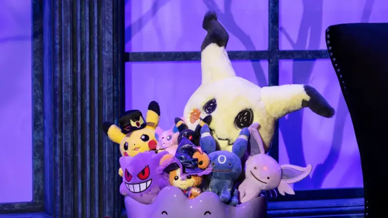Een verzameling Pokémon Center Halloween pluche knuffels in een paarse kom.