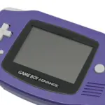 Een paarse Game Boy Advance handheld gameconsole tegen een witte achtergrond.