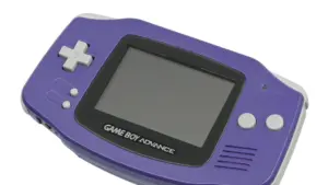 Een paarse Game Boy Advance handheld gameconsole tegen een witte achtergrond.