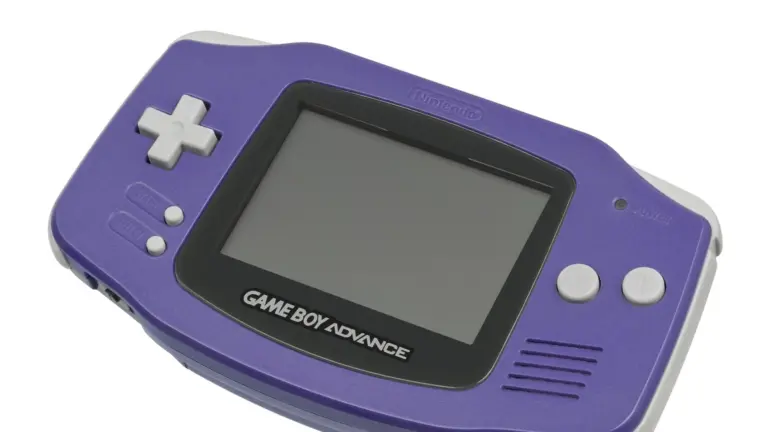 Een paarse Game Boy Advance handheld gameconsole tegen een witte achtergrond.