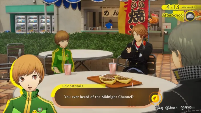 Een screenshot uit Persona 4 Revival waarin personages aan een tafel zitten in een stad.