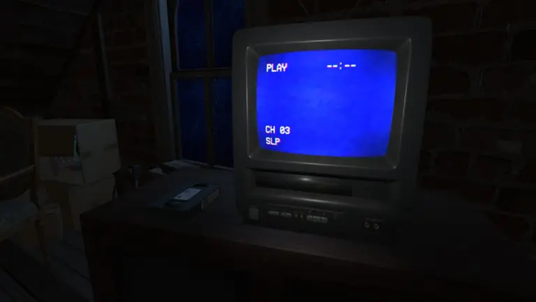 Een oude televisie en een videoband op een houten tafel in een donkere kamer uit het spel Amanda the Adventurer.