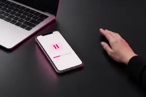 Smartphone en laptop met abstracte magenta limietvisualisatie voor toezicht op online gokken