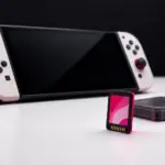 Nintendo Switch 2-achtige console met fysieke gamecartridge op een lichte ondergrond